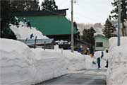 付近の道路はまさに雪の壁