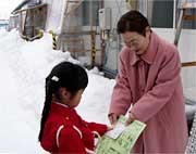 三条市民プールの仮設住宅で入居者にPR