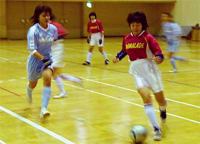 県内からママさんサッカーチーム6チームが出場して開かれた第1回三条SSS杯レディースフットサル大会