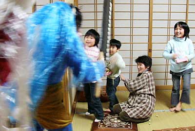 4日夜行われた三柳・牛ヶ島地区青年会の鬼の出前