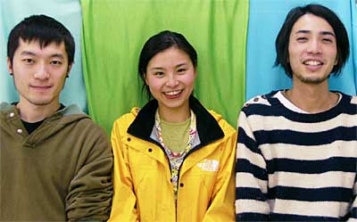 フュージングガラス&シルバーアクセサリー展を開いている左から平沢さん、深沢さん、小林さん