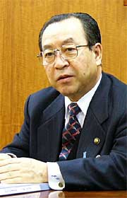 定例会見する高橋燕市長