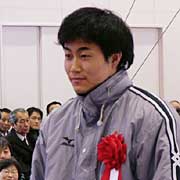 加茂市栄誉記念章を受ける馬場さん