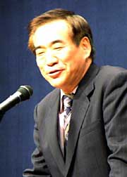 講演する国井さん