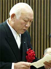 謝辞を述べる坂井寅作さん