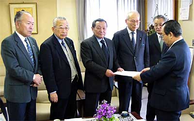 (仮称)産業ミュージアム建設に関する要望書を高橋燕市長に手渡す燕市内業界3団体代表