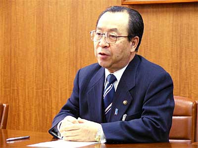 1日、現燕市で最後の市長定例会見を行う高橋燕市長