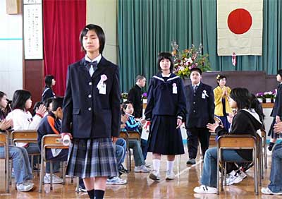 燕市立松長小学校で行われた卒業式