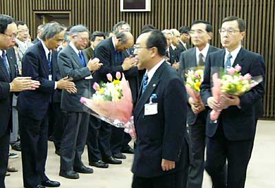 燕市の退任式で花束を受けて退場する四役