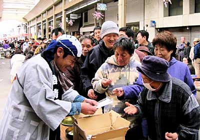 19日行われた新・燕市誕生記念祭で合併記念スプーンの販売に長蛇の列