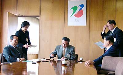 20日行われた新・燕市の事務引き継ぎで左から高橋前燕市町、泉市町職務執行者、小林前分水町長