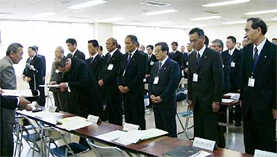 20日、燕市吉田町産業会館で行われた新・燕市の職員辞令交付式