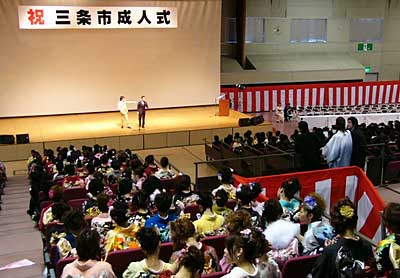 1,100人余りが出席して行われた21日の三条市成人式