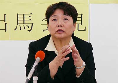 23日、新・燕市長選出馬で記者会見する斉藤紀美江氏