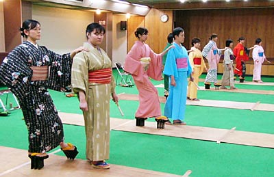 25日行われた分水おいらん道中のおいらん役の練習