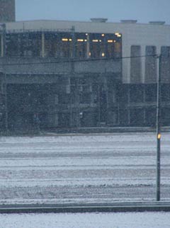 31日午前5時49分、雪でかすむJR燕三条駅