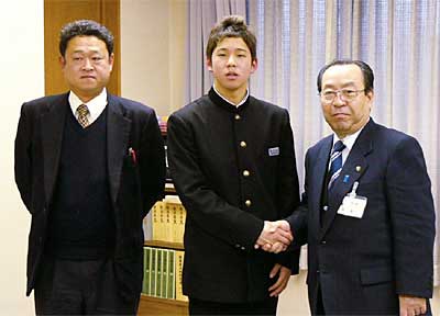 燕中水泳部顧問の河井教諭、田野君、高橋市長