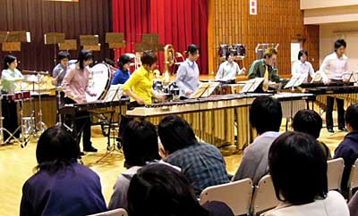 5日、三条市で開かれた洗足学園音大の打楽器アンサンブル「音楽の松本組」による「7・13水害激励コンサート~がんばろって三条!!」