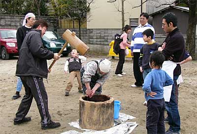 18日、燕市白山児童館で行われた地域交流会でもちつきに汗を流すお父さんたち