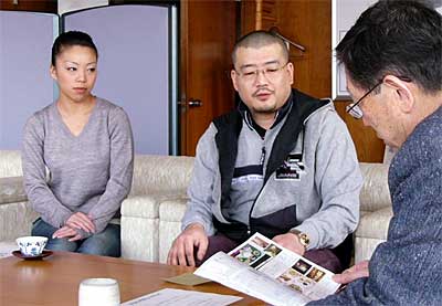 左から本寺小路「元気」プロジェクト会長の須山さん、土田さん、高橋三条市長