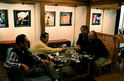 「若狭や」で4月1日からの作品展の展示作業を行い、一服するPHOTO風音の会員