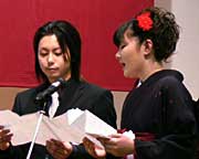 高橋三条市長に向かって成人のことばを述べる吉田さん(左)と丸山さん(右)