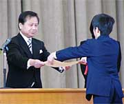 卒業生に卒業証書を手渡す戸恒校長