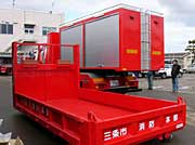 手前がダンプの荷台、奥が資機材コンテナを積んだ支援車