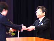 卒業証書を授与する渡辺校長