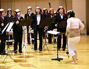 加トちゃんのふん装で熱演の三条東高吹奏楽部
