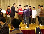 野島団長から卒団証書を受ける卒団生