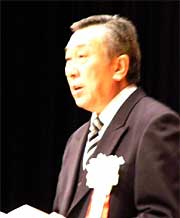 式辞を述べる泉町長