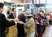 信越ペプシコーラ販売が市役所正面玄関で「千年悠水」250本を市民にプレゼント