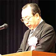 式辞を述べる高橋燕市長