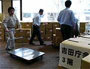 段ボール箱が山積みになった市役所ロビー