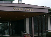 旧吉田庁舎玄関のひさしには「燕市役所吉田庁舎」の金文字