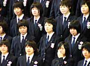 卒業記念合唱で涙ぐ卒業生も