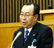 退任のあいさつする高橋市長