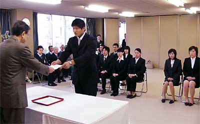 3日行われた三条市の新規採用職員辞令交付式
