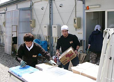 15日、三条市民プールの仮設住宅で引っ越しを手伝うにいがた災害ボランティアネットワークのボランティア