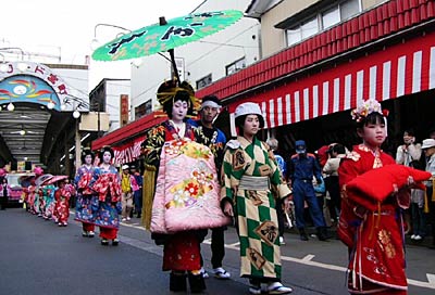 初めて燕地区の商店街で行われた桜まつり前夜祭のミニおいらん道中