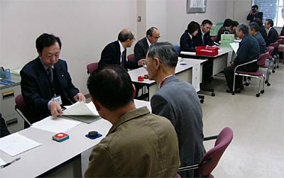 16日告示された燕市長選の立候補届出に受け付け