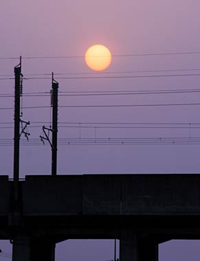 午後5時50分、三条市上須頃地内から見た夕日、下は上越新幹線の高架