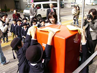 三条郵便局のポスト感謝祭でポストを磨く宝塔院幼稚園年長児