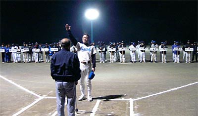 17日夜、行われた燕市ソフトボール協会平成18年度開幕式で選手宣誓するバンク殿島の和田選手