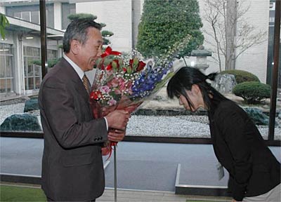 職員から花束を受け取る泉光一燕市長職務執行者