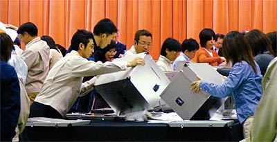 23日午後9時から三条市厚生福祉会館で行われた開票作業