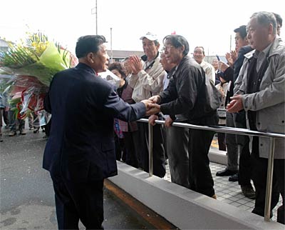 市役所吉田庁舎で出迎えを受ける小林市長