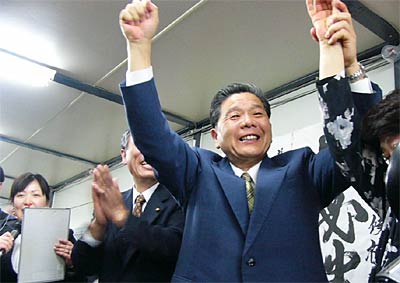 当選を確実にし、手を上げてガッツポーズの小林氏