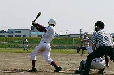 29日開かれた第35回中央ライオンズ旗争奪市内中学校親善軟式野球大会、決勝戦の第二中の攻撃